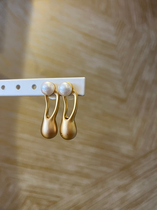 Matte pearl earrings